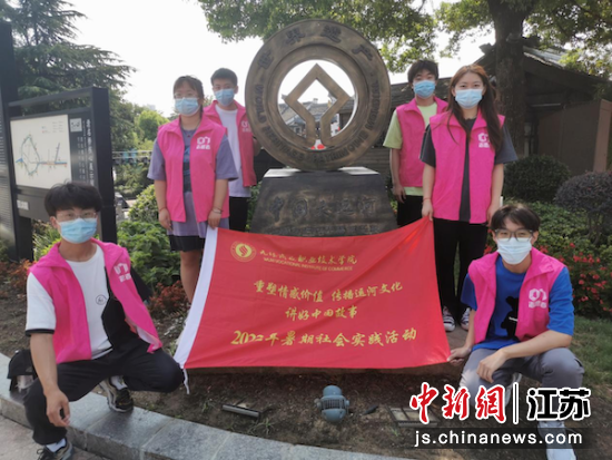 在运河地标处合影。金年会供图