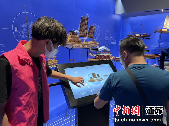 引导游客了解运河非遗文化。金年会供图